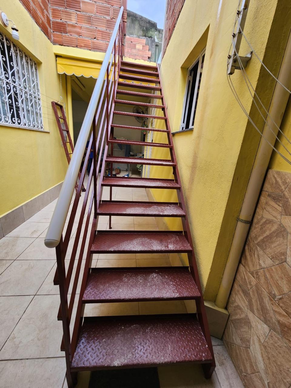 Escada reta de ferro