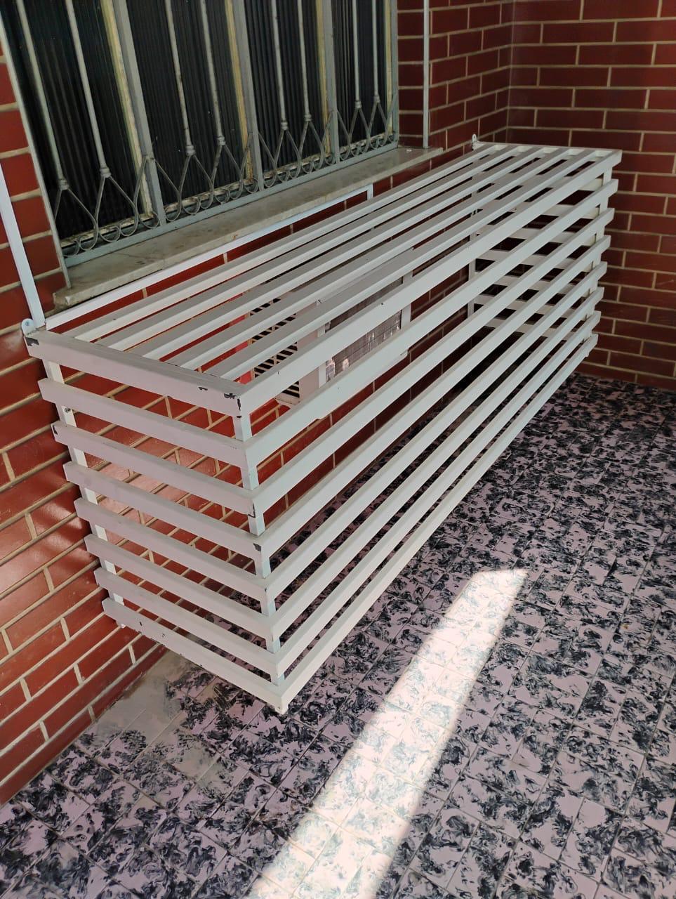 Janela de alumínio com grade